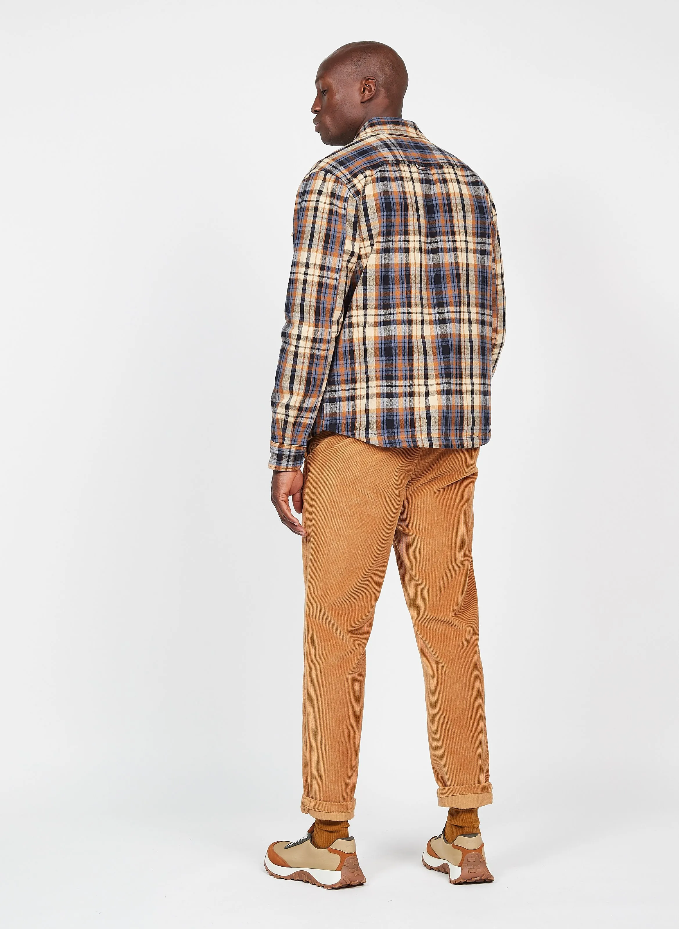 Sobrecamisa regular fit de algodón orgánico a cuadros con cuello clásico en marron