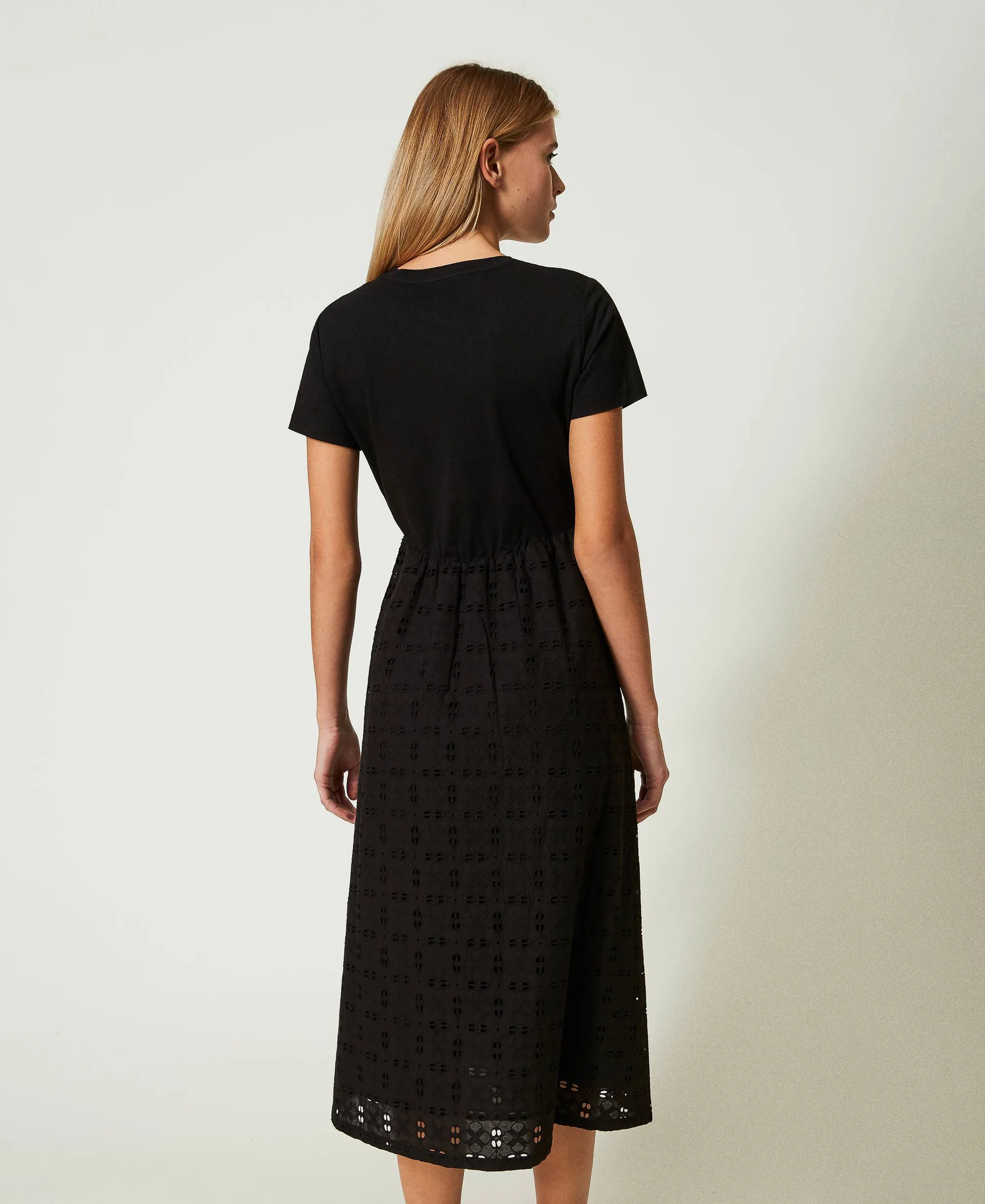 Vestido midi con bordado inglés
