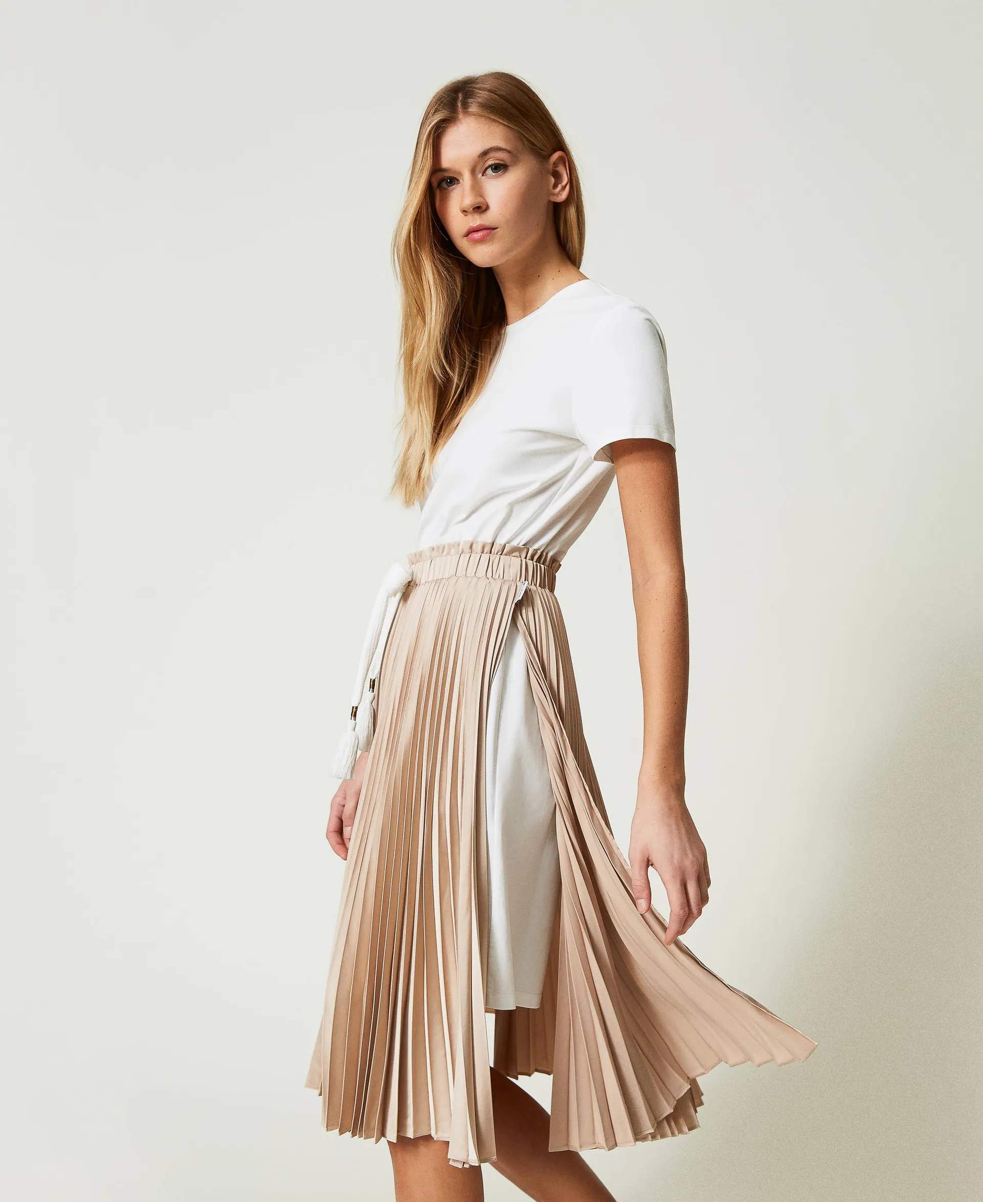 Vestido midi de raso plisado