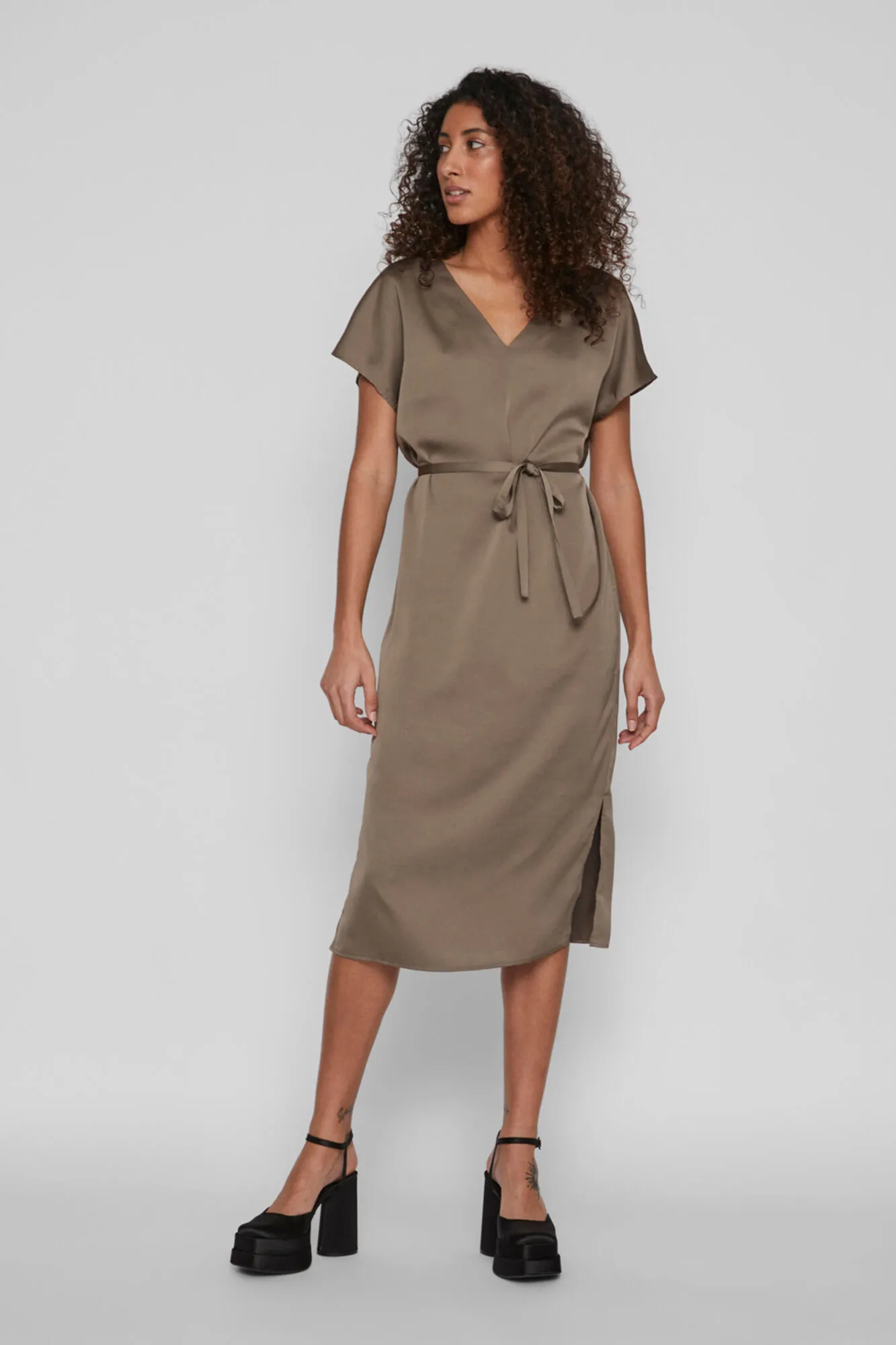 Vila Vestido midi satinado de manga corta